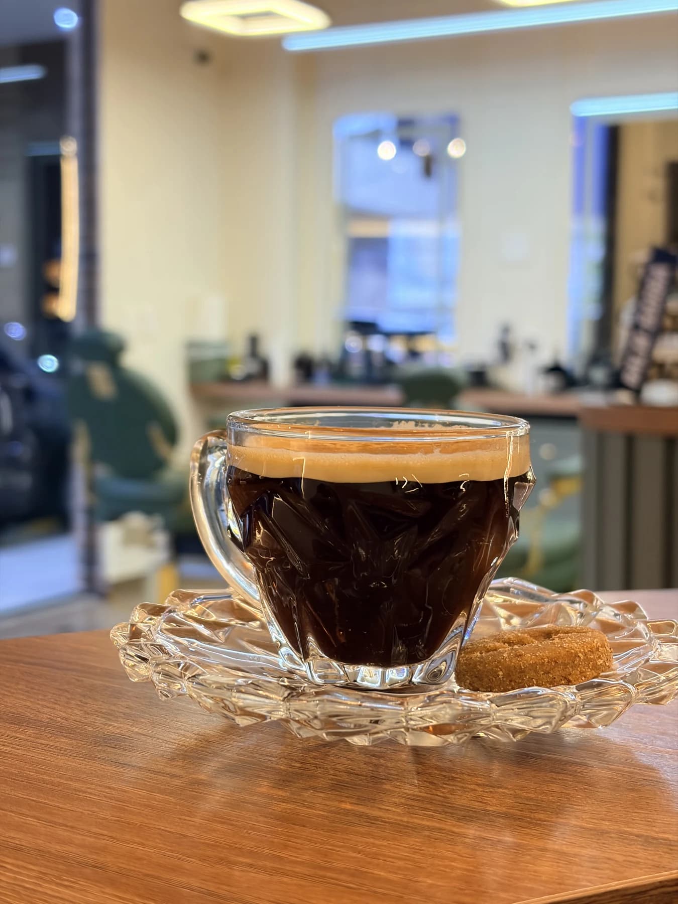 Café espresso de cortesia servido em louça de cristal fina